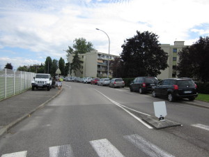 Pendant ce temps, dehors, les trottoirs et la bande cyclable sont envahis de voitures. C'est vrai qu'il faut marcher au moins 2 mn pour trouver un parking, au lycée ou au Levant !