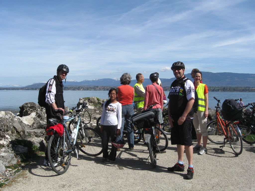 Discussions au bord du lac.