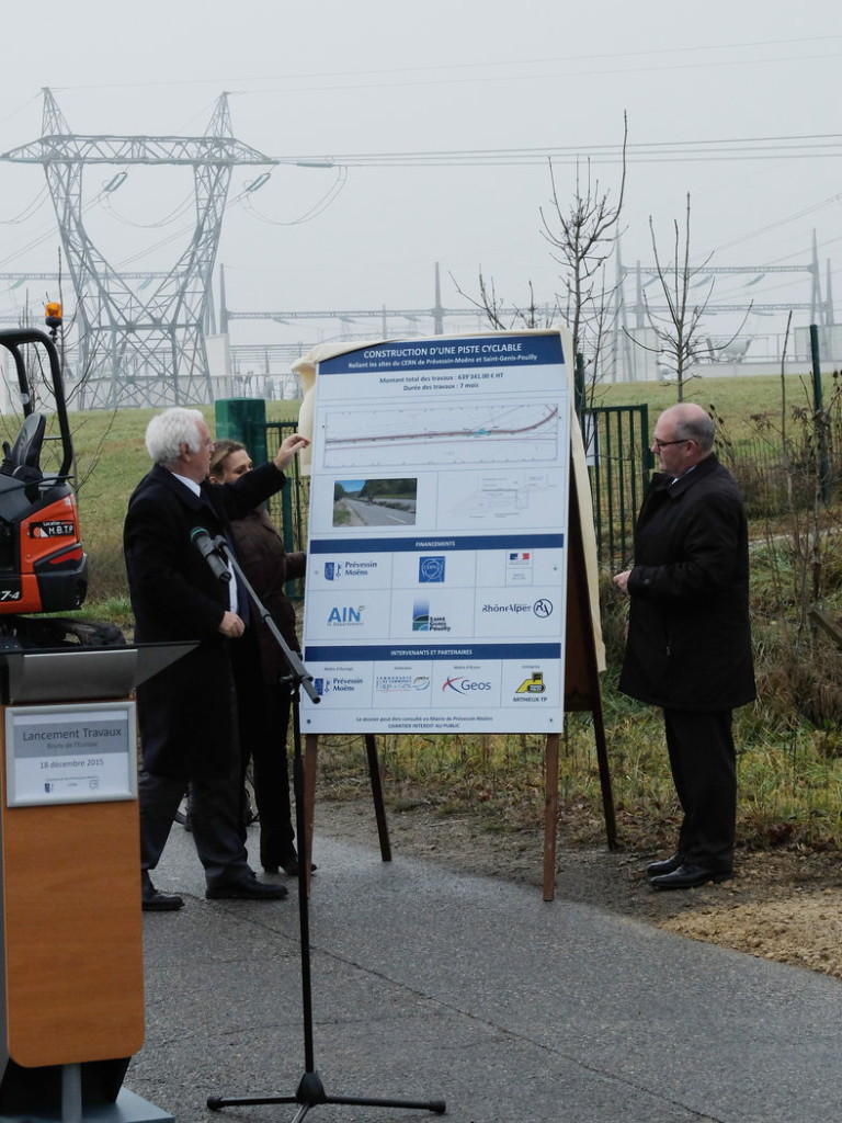 Le dévoilement du poster de présentation du projet, par la maire de Prévessin-Moëns, le sous-préfet et le directeur du Cern.