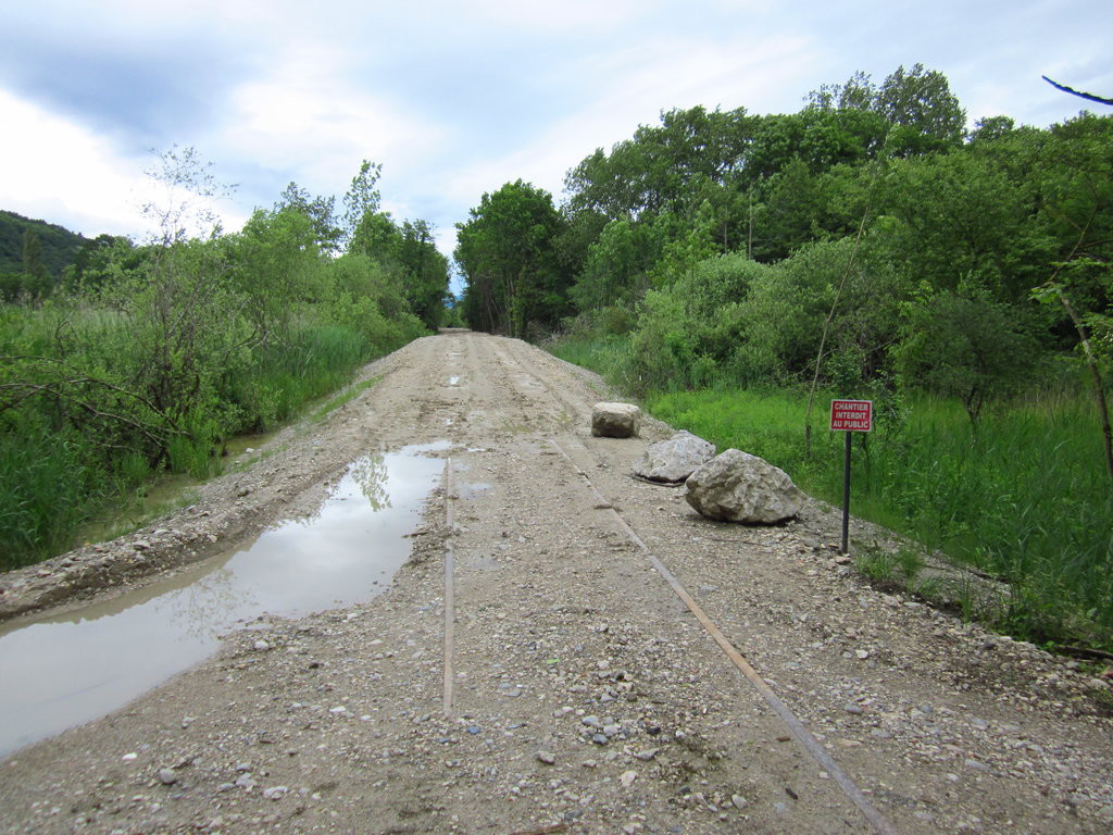 Plus loin les travaux sont moins avancés. On voit les rails conservés sous le remblai, pour une éventuelle remise en service de la voie ferrée.