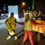 Plus de 200 gilets jaunes distribués lors de notre action à la douane du CERN le 24 novembre !